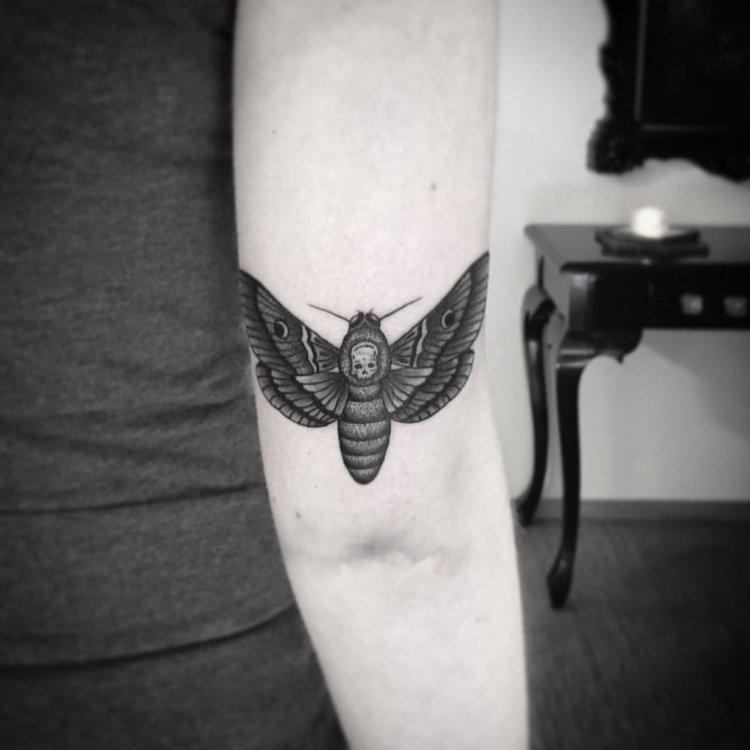 Moth med skalle tatuering arm armbåge