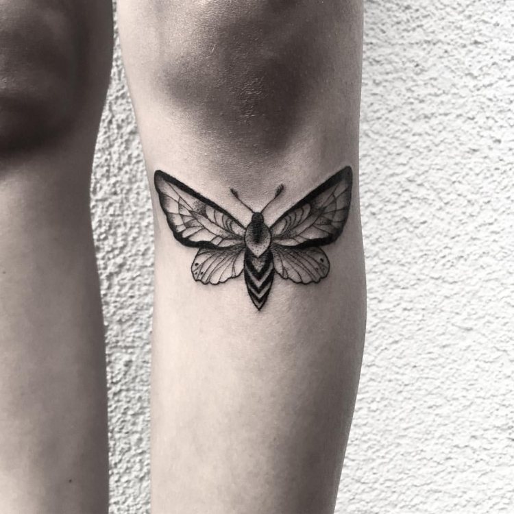Moth tatuering man foten under knäet