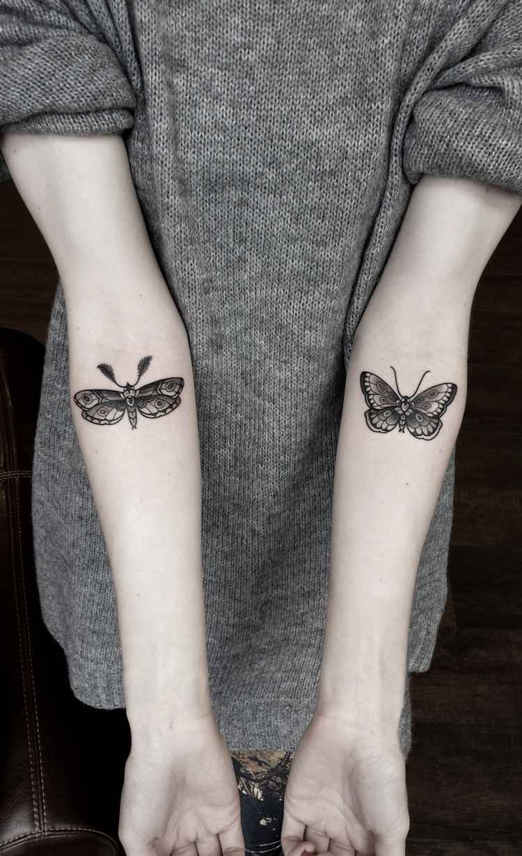 Moth tatuering fjäril arm inuti
