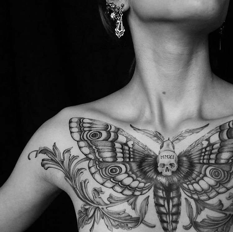 Tattoo moth skalle bröst kvinna romerska siffror