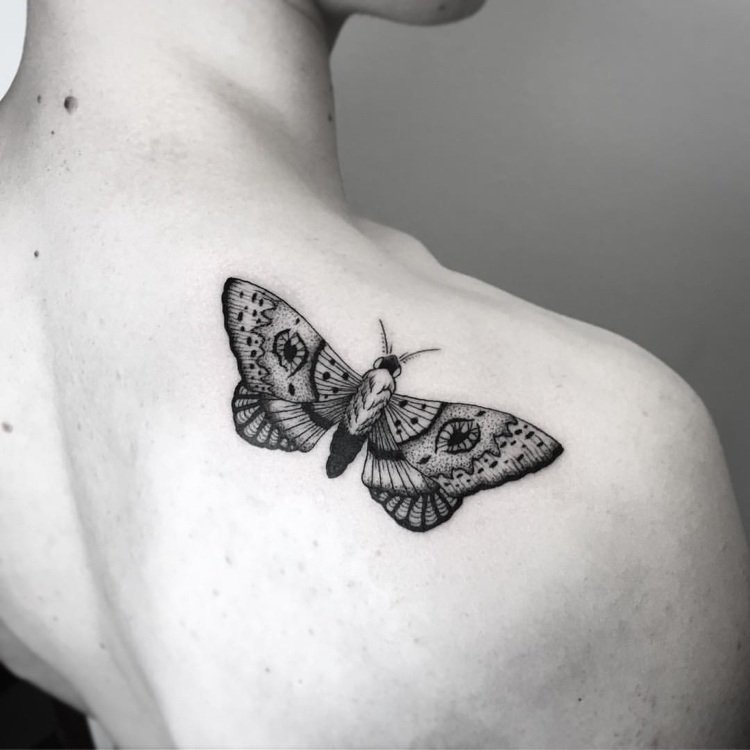 tatuering nattfjäril moth axel kvinna