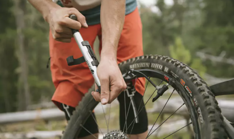 mountainbike tillbehör mtb utrustning viktiga cykel resvägar delar cykel handpump