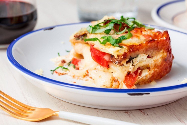 Caprese lasagne recept mozzarella kyckling i basilika gräddsås