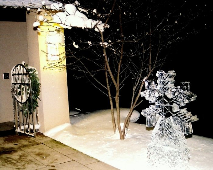 förgård-jul-dekorerad-konstnärlig-is-skulptur-snöflingor