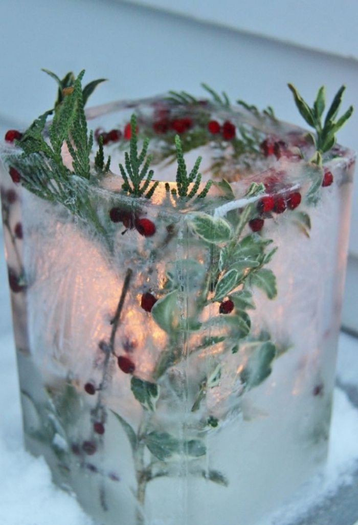kreativa-tinker-idéer-vintertid-lyktor-gjorda av is-frysta-bär-träd-nålar
