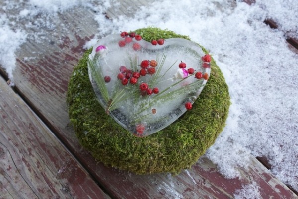 Is-dekoration-för-trädgården-hjärtformade-frysta-bär-träd-nålar
