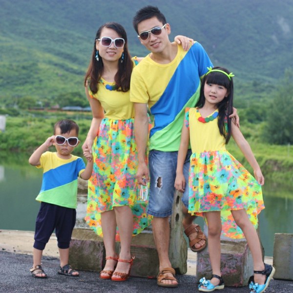 T-shirt-i-gul-blå-grön-klänning-med-blommönster