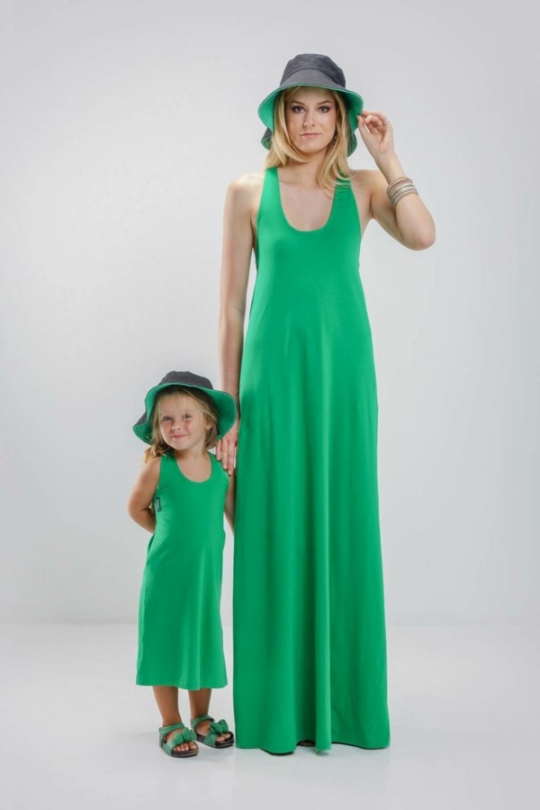 Hatt-i-grön-maxi-klänning-tillverkad-av-siden-fest-klänning