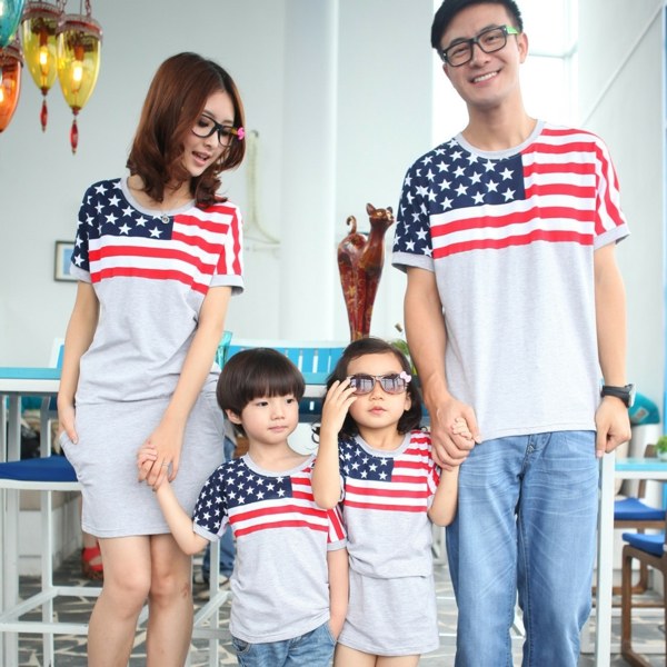 Familj-med-lika-skjortor-gjorda av bomull-och-mönster