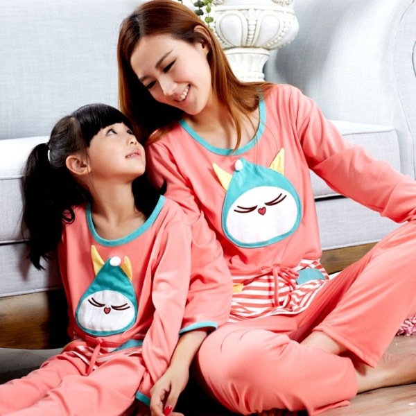 persika-färgade-pyjamas-med-tryck