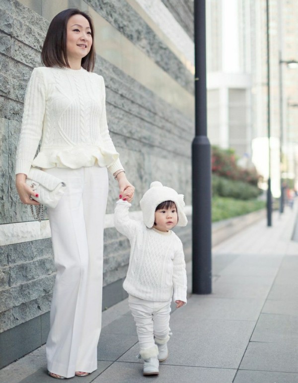 vit keps-tröja-gjord av ull-lång-byxor-handväska