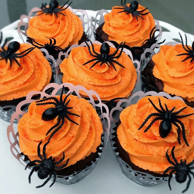 Pappersgjorda muffins-koppar-spindlar-på-orange-färgat skum