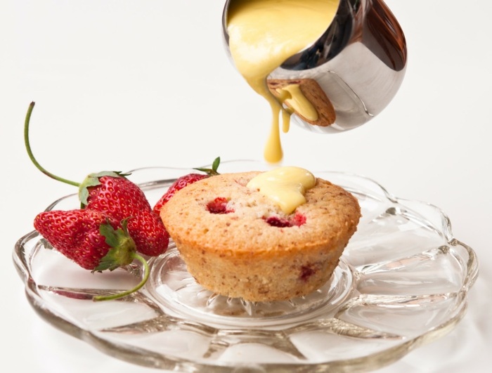 Muffins-med-färska-jordgubbar-och-vaniljsås