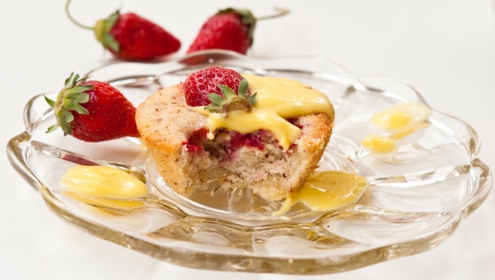 servera-muffins-med-jordgubbar