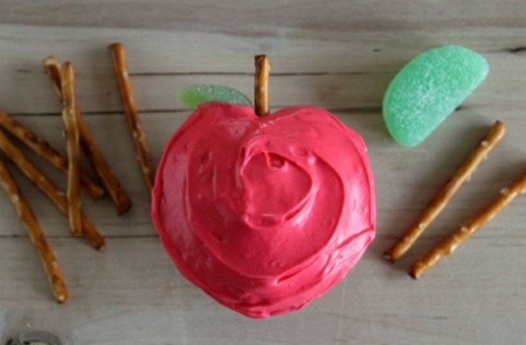 Roliga muffins för skolanskrivning i form av äpplen med gummy godis som löv