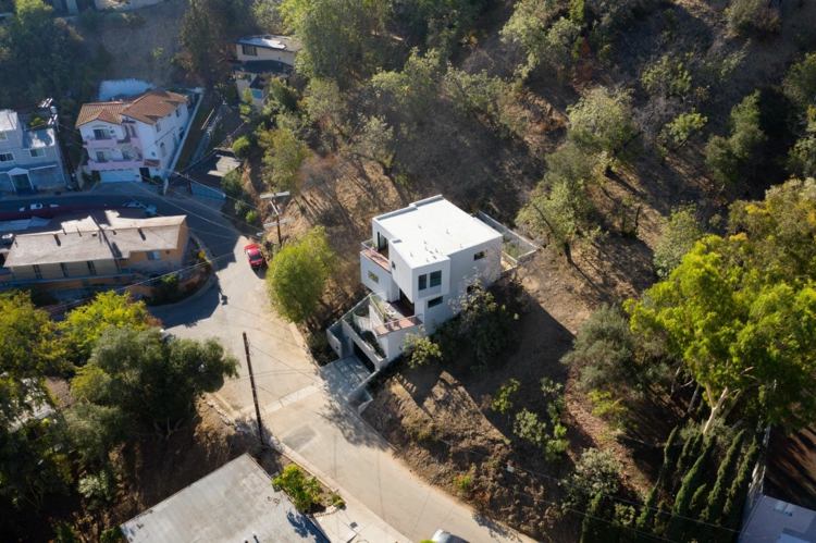 stapelhus privatbostad inbäddat i sluttningen LA i flera våningar