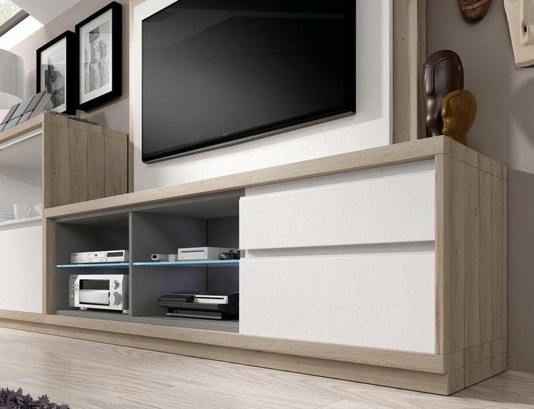 hemunderhållning-hem-möbler-ljus-trä-matt-vita-fronter-glas-hyllor-platt-tv