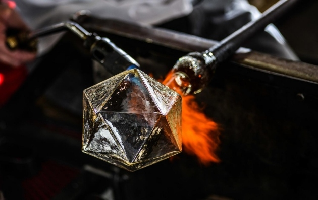 Avfasad-hexahedron-ljus-objekt-med-neon-fylld-mun-blåst-glas