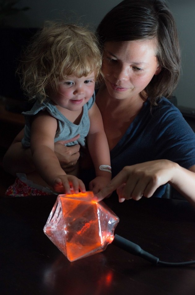 Projekt-Crystal-Wonderland-bord-och-hängande-lampa-handblåsta-glas-objekt
