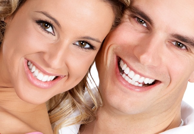 Dålig andedräkt man kvinna vita tänder god andedräkt