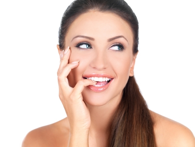 Orsakar kvinnans vackra friska tänder ordentlig vård