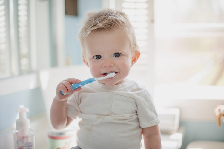 Förbättra munhygien mot dålig andedräkt Borsta tänderna
