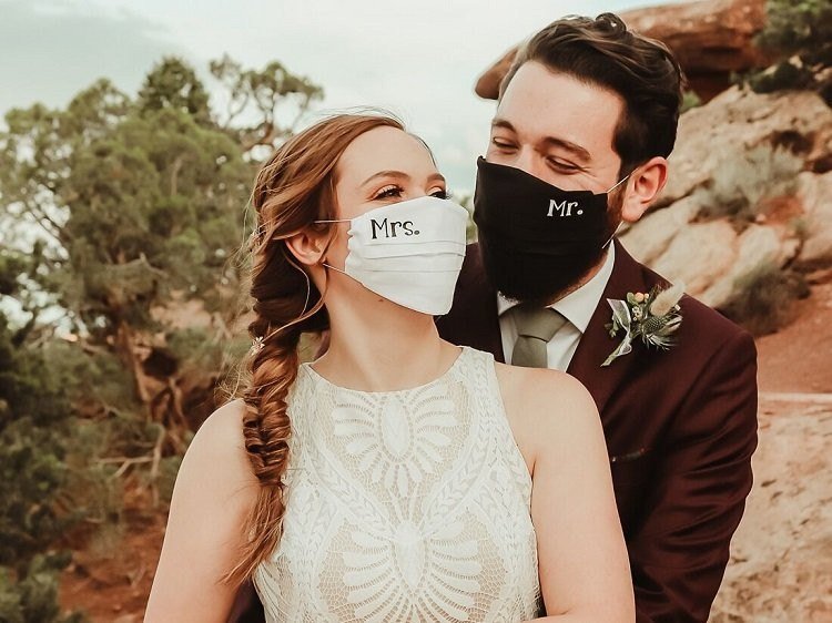 med ansiktsmask gifta sig med munskydd för brud och brudgum