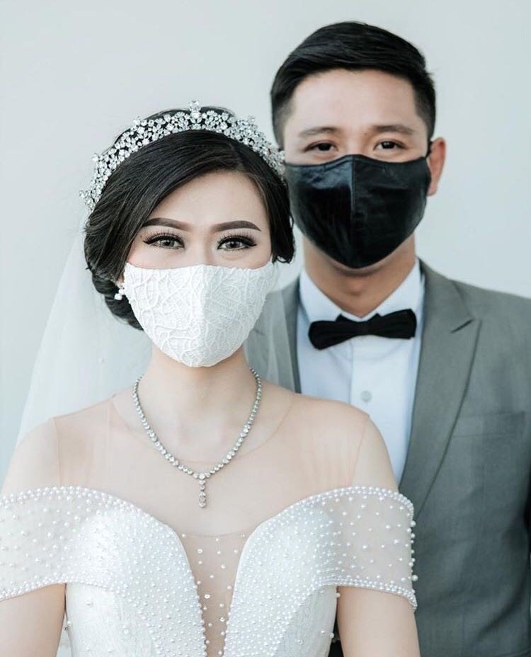 med ansiktsmask gifta sig med ansiktsmask för brud och brudgum