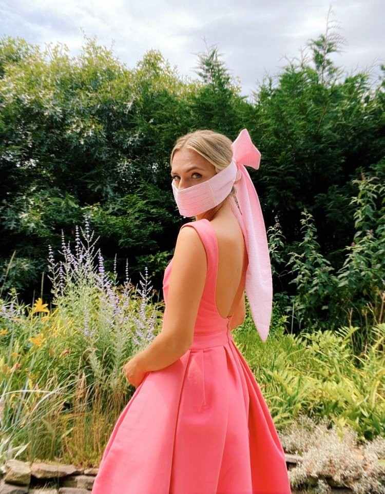Med munskydd gifta sig idéer munskydd bröllop för gäster