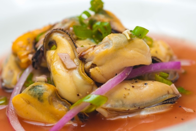 Sallad med marinerade musslor recept med tomatsås