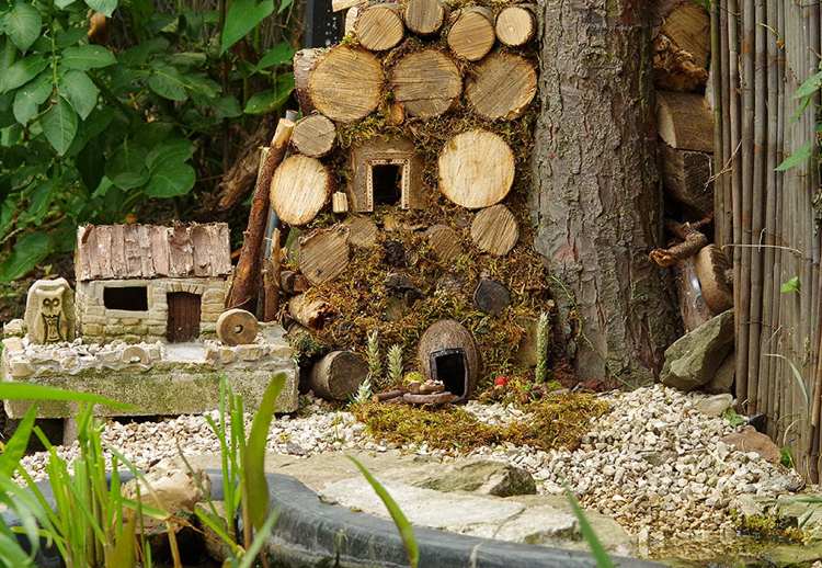 Mini-by för små möss i en fotografens trädgård