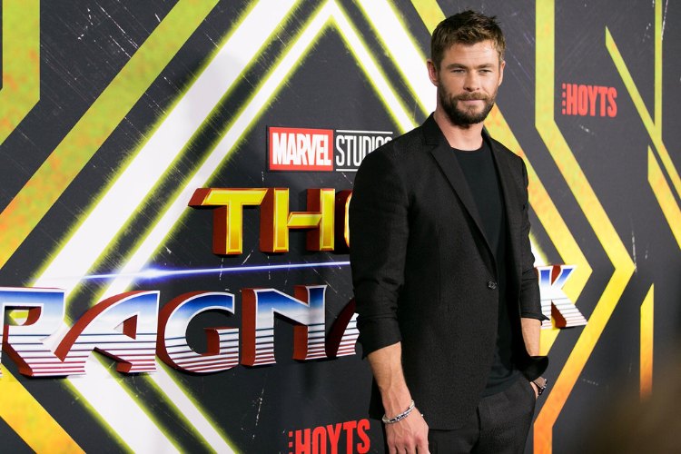 chris hemsworth vid premiären av blockbusteren thor ragnarok med en svart kostym