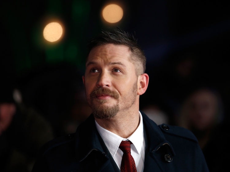 filmstjärnan tom hardy använder många stridstekniker och styrketräning för sina roller som skurk och superhjälte i gift och bane i batman