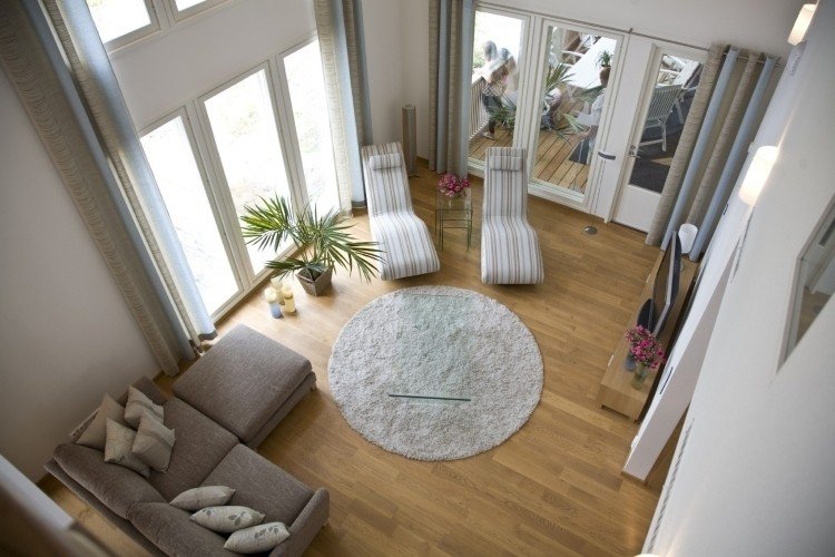 Inred vardagsrummet enligt Feng Shui -dekorera-matta-rund-beige-soffa-sängar-växt-glasbord