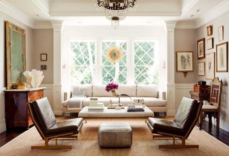 Inred vardagsrummet enligt Feng Shui -antika-möbler-soffa-fåtölj-läder-fönster-ljuskrona-kristall