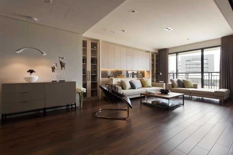 Inred vardagsrum enligt Feng Shui -brunt-beige-trägolv-soffa-beige-grädde-vitt