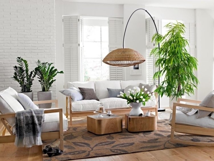 feng-shui-vardagsrum-inredning-vitt-trä-soffa-fåtölj-lampa-växter-fönster-ljus