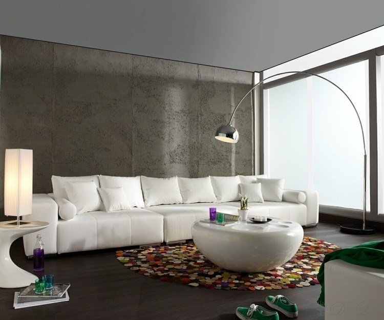 feng-shui-vardagsrum-inredning-vitt-stort-soffbord-högblank-rund-matta-färgglad-lampa-modern