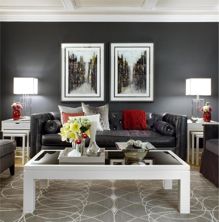 Feng Shui vardagsrum inredning -svarta bilder-matta-kudde-soffbord bordslampa