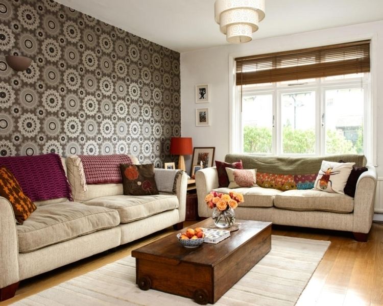 feng-shui-vardagsrum-inredning-soffa-linne-klädsel-matta-fönster-tapeter-färgglada-kuddar