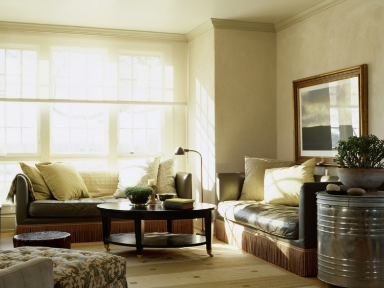 feng-shui-vardagsrum-inredning-soffa-läder-soffbord-runda-kuddar-deco-fönster-ljus
