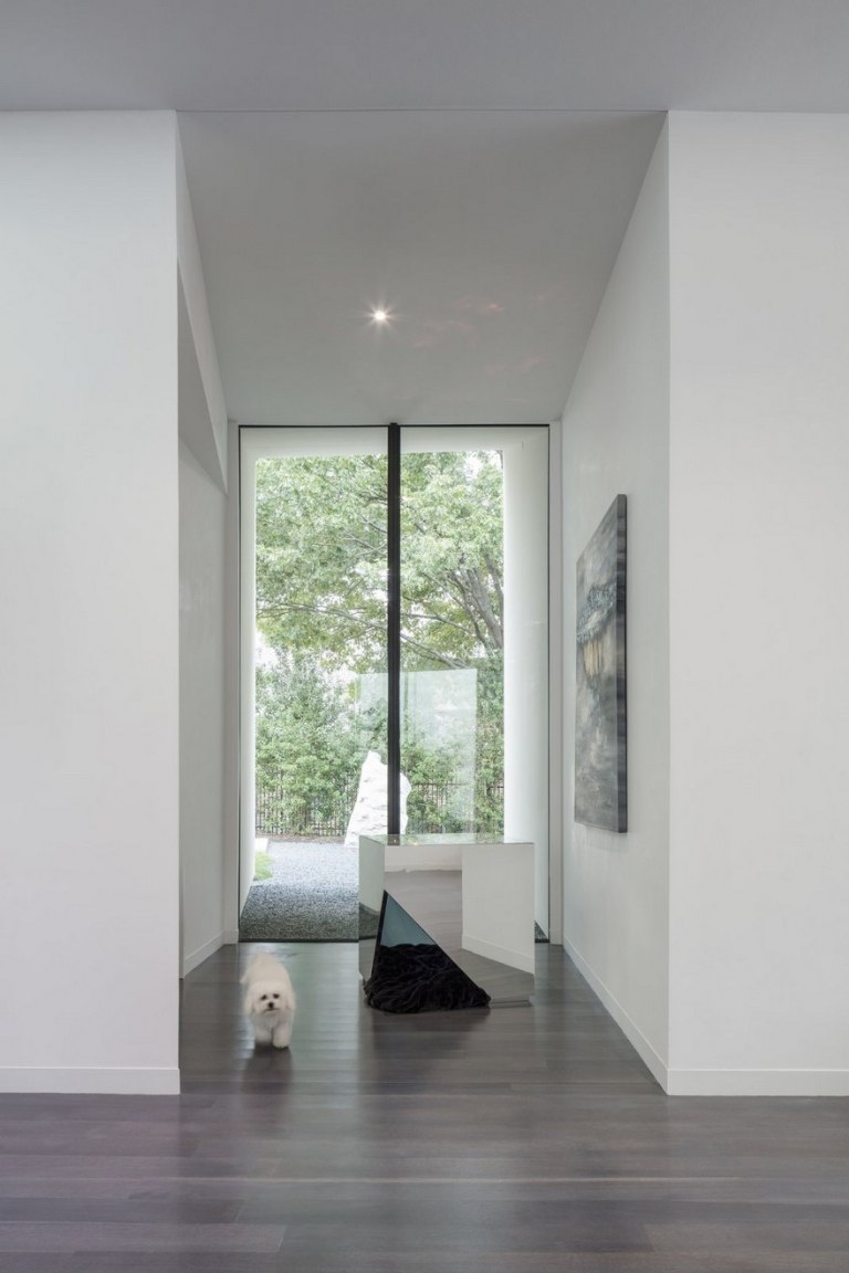 modernt hundhus med glasyta i korridoren minimalistisk design och alla rum är isolerade inuti och energibesparande belysning
