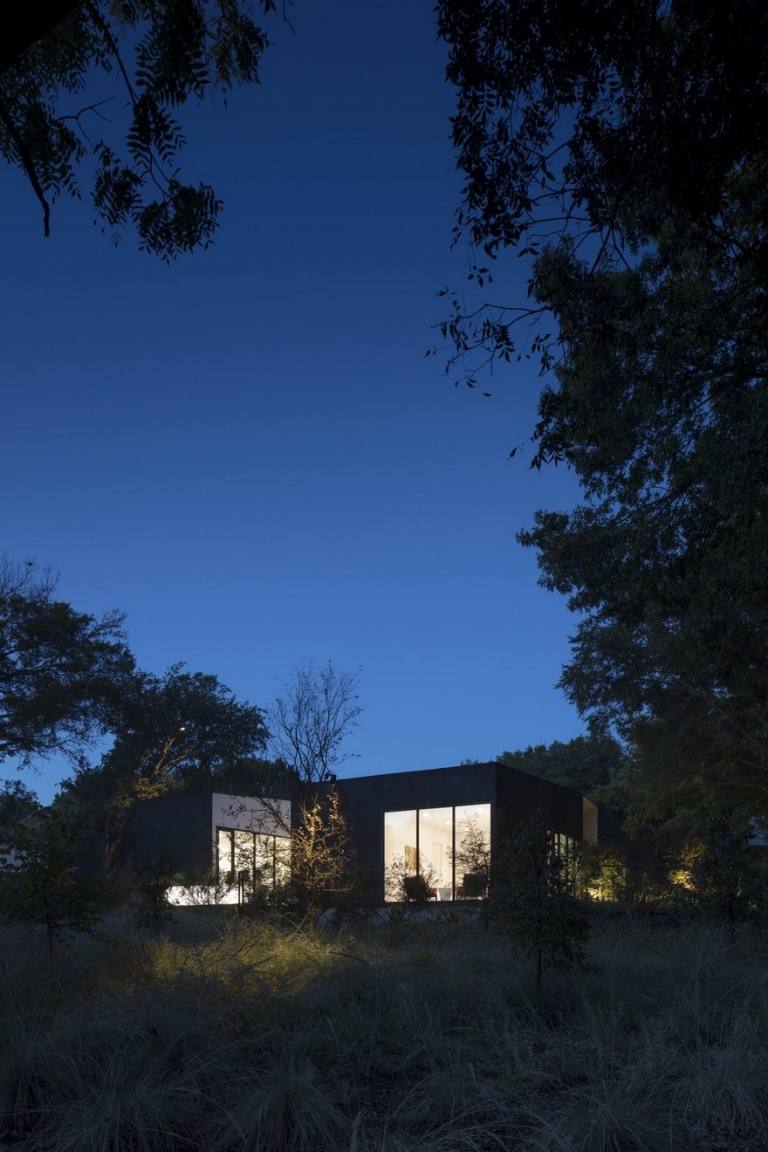Fristående hus i Texas med energibesparande fasadbelysning på kvällen