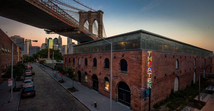 Brooklyn Bridge över en gammal teaterbyggnad med tegelväggar