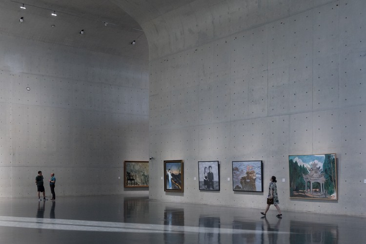 arkitektur med betongväggar för ett galleri med stora målningar