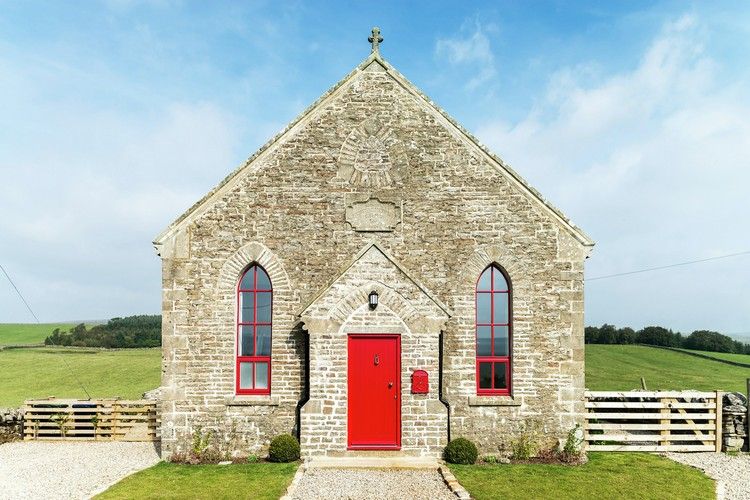 gammal kapellkyrka renoverad med nya röda fönster som en semesterplats för turister i USA