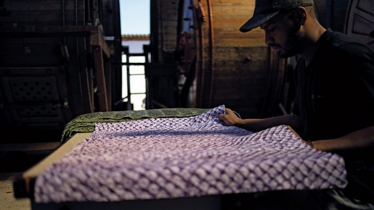 hållbara kläder fisk hud arapaima process garveri arbetare brasilien fabrik