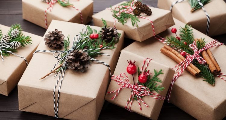 hållbar förpackning julklapp brunt kraftpapper