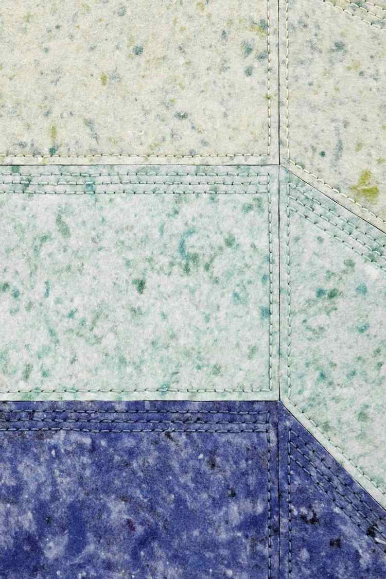 Sy ihop mattan av filtgrönblå detaljer