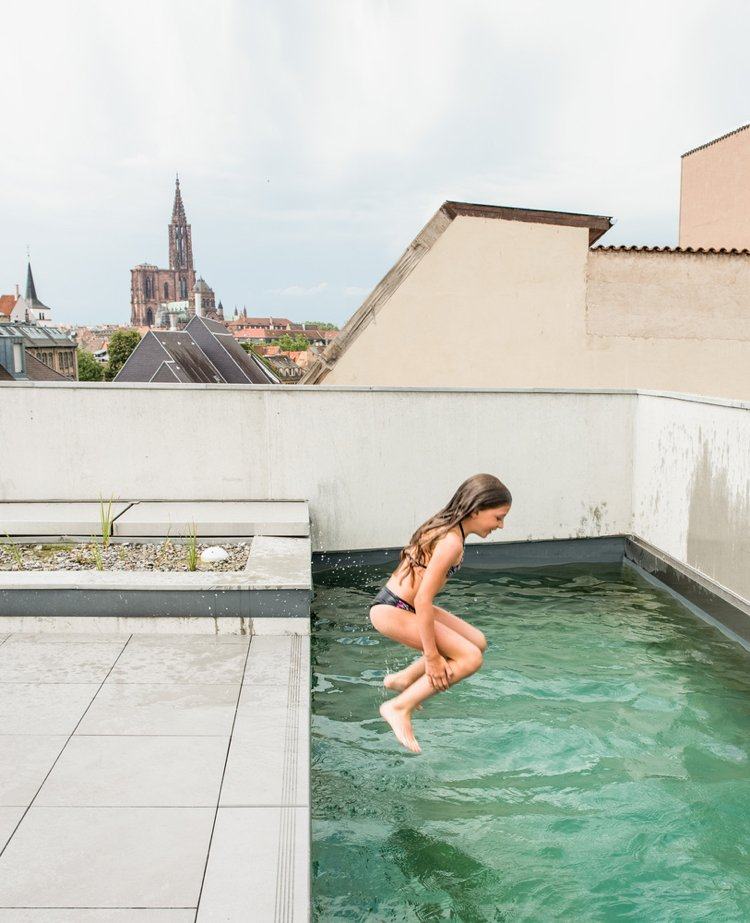 hållbar byggnad liten yta takterrass pool